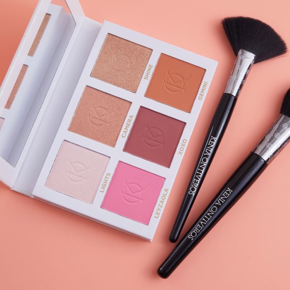 🎀KENIA ONTIVEROS BEAUTY Blush Shine face palette
